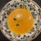 Teller mit Paprika-Cremesuppe