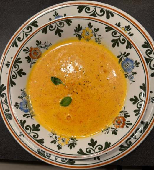 Teller mit Paprika-Cremesuppe